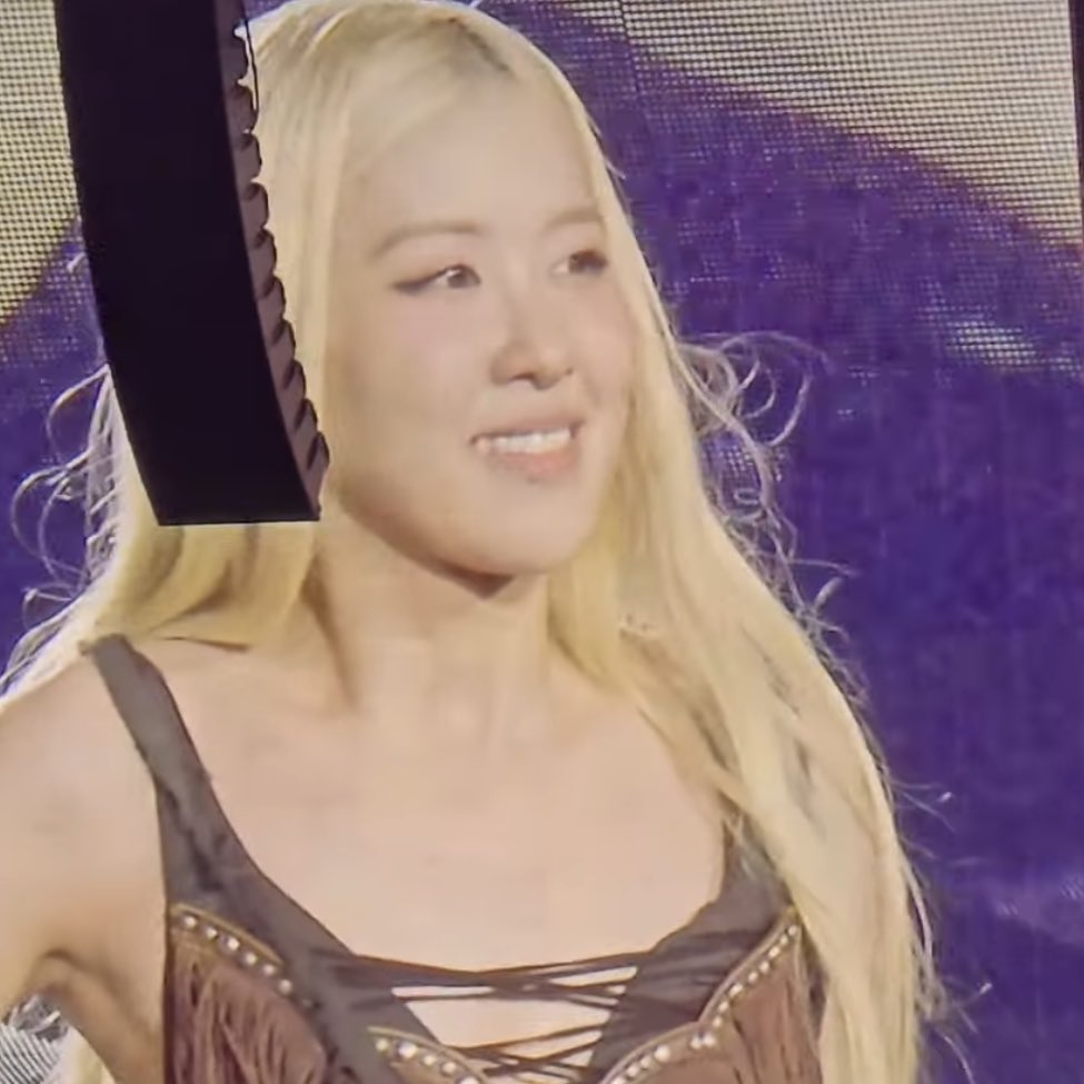 rsevrysl's tweet image. her cutie smile 🤏🏻