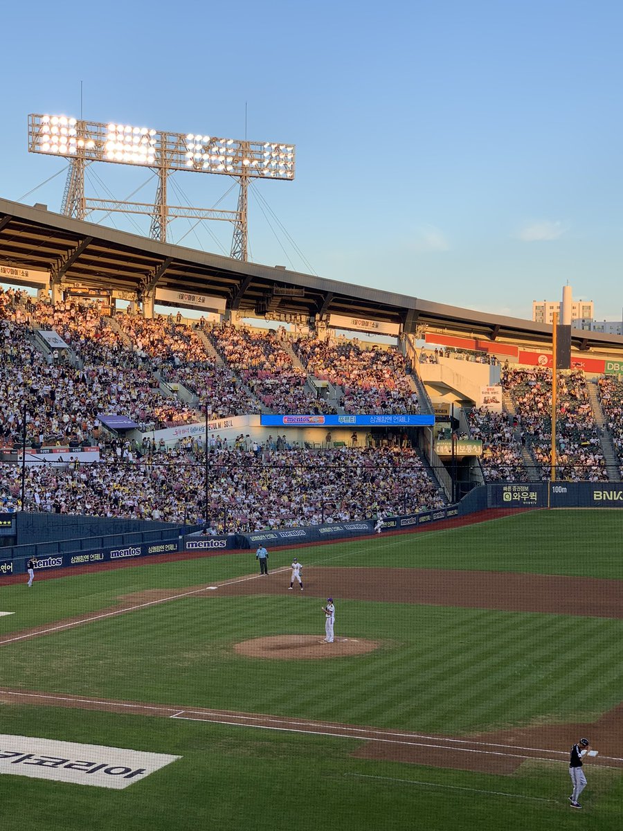 야구장 너무 더운데 재밌었어.. 🤩 트친언니가 너무 따듯하구 다정함.. 아니 자리 원래 3층이랬는데 내가 좋아하는 연예인 시구한다고 뜨니까 트친 가까운 자리에서 보여주겠다고 취켓팅해서 가까이서 보게해주고 더우니까 열심히 땡모반도 만들어 오고 이 트친 언니가 왤케 무리해! ! !