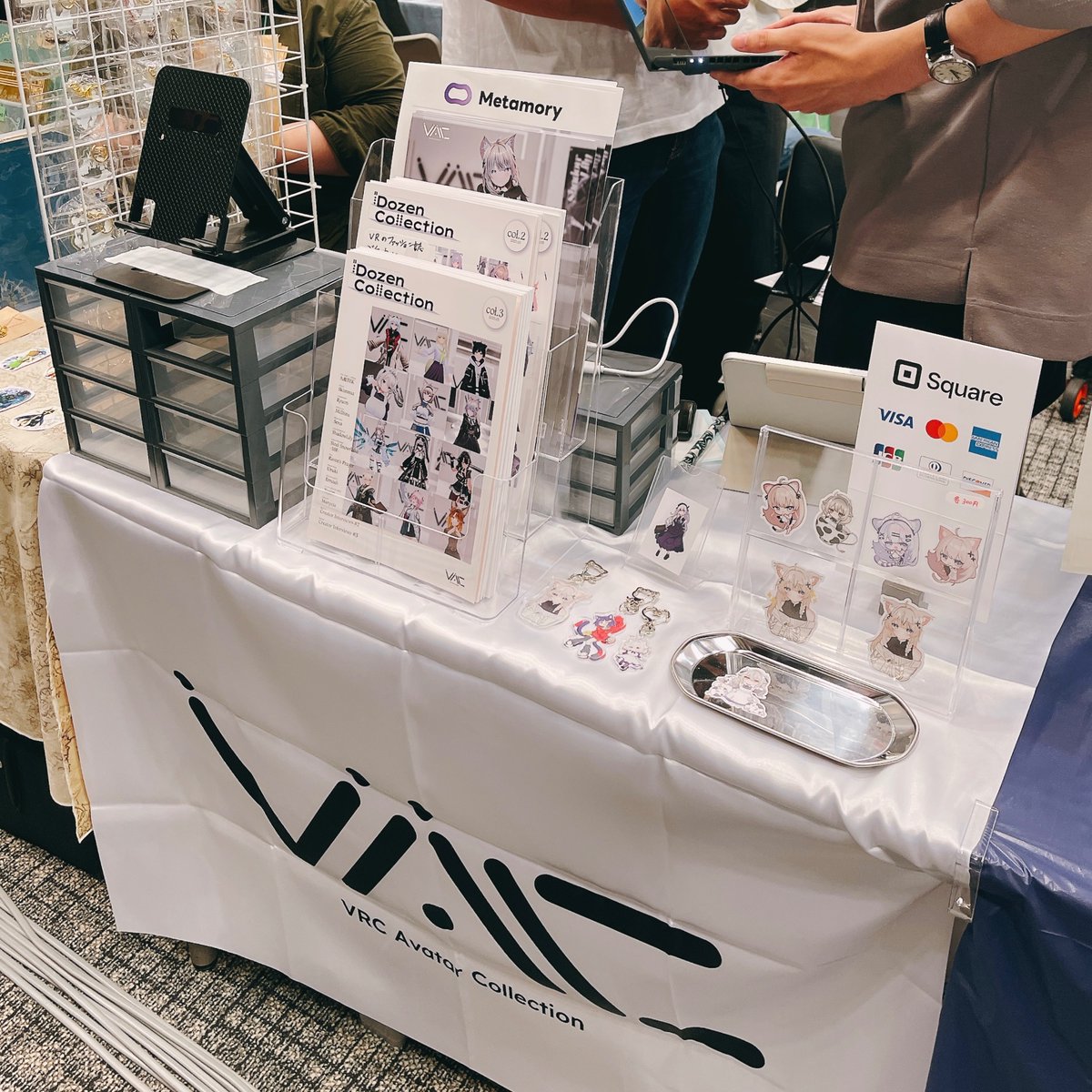 VRC_AvaColle's tweet image. ベルサール秋葉原で開催中のVketReal
そのDay.2! 盛り上がっています‼️
私たち「VRC Avatar Collection」はB43スペースで出展中です🎁✨️
皆様のご来場お待ちしております!
#あばこれ #VketReal