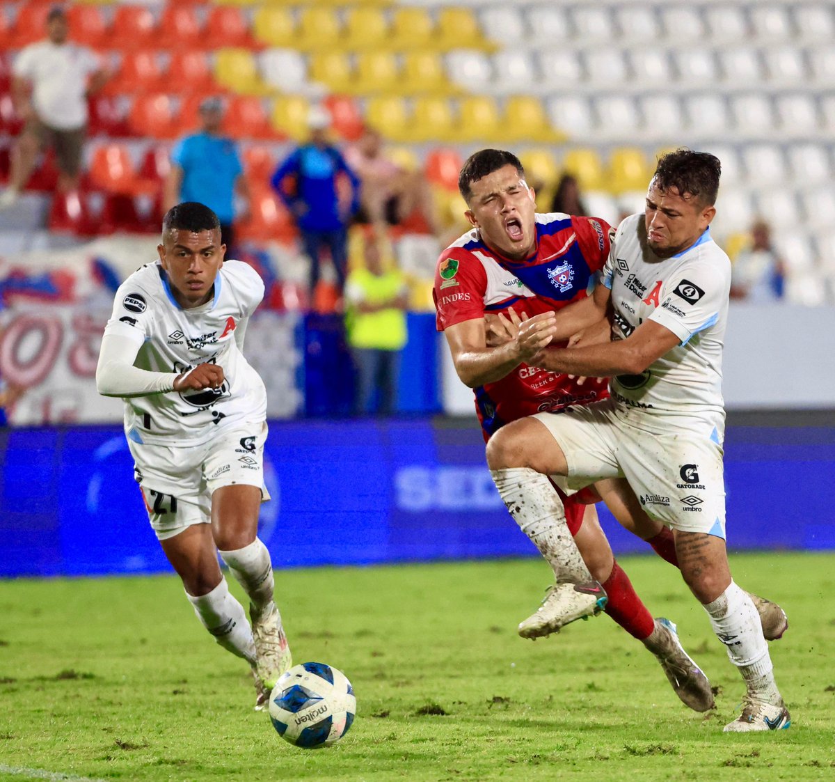#Fútbol ⚽| Finalizó el primer tiempo. Alianza gana 2-1 a Luis Ángel Firpo en duelo que se juega en el Estadio Nacional Jorge “El Mágico” González. Los responsables de anotar para los albos son Michel Mercado y Noé Rivera; por Firpo movió el marcador Elías Gumero.