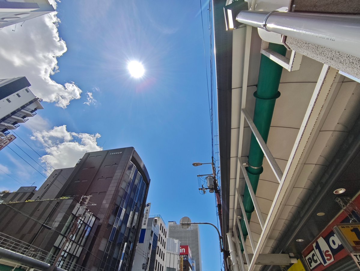 PCONES's tweet image. こんにちワンズ～(^^♪
本日は凄く快晴でいいお天気ですね。
日差しが強いので熱中症には
十分ご注意ください。
今日も元気にOPENしてま～す。
HIGH-BEAM大阪日本橋inPCワンズも
同時にOPENですよ～。