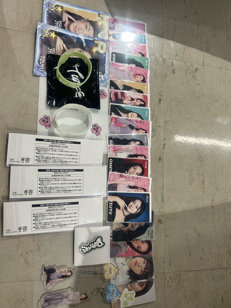 TWICE 7/27 ワルツ 交換
譲 写真のもの
求 もも、さな
うちわグリップカバーはモモ、チェヨン、ナヨン所持しております。
現地交換希望です。お気軽にお声掛けください🙇‍♀️
 #TWICE交換  #TWICE_THISISFOR_WORLD_TOUR_IN_JAPAN  #TWICE_THISISFOR_WORLDTOUR