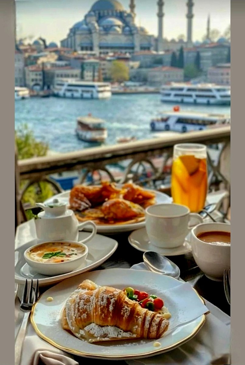 khate_sevom's tweet image. عجب شبی بود دیشب
همه آلارم های قدیمی ام فعال شده بود یکساعت به یکساعت برام خوند
این چه update مزخرفیه 🤪
کلاغ ها هم که پشت پنجره سنفونی اجرا میکنن
هیچی پاشم برم صبحانه خوشمزه درست کنم
بشوره ببره !
صبحتون خوشمزه و قشنگ 🥰
فرزند مرا عشق بیاموز و دگر هیچ