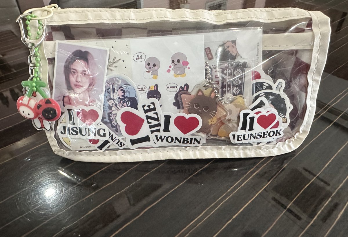 gingernap_'s tweet image. กล่องดินสอรกมาก ช่วยด้วย 555