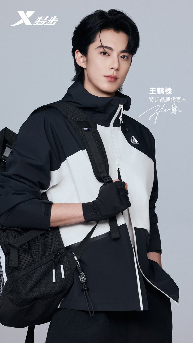 WangHediFolder's tweet image. 250727 Brand spokesperson #DylanWang in sportswear brand #Xtep's lightweight outdoor trekking jacket.
#WangHedi #特步 #王鹤棣