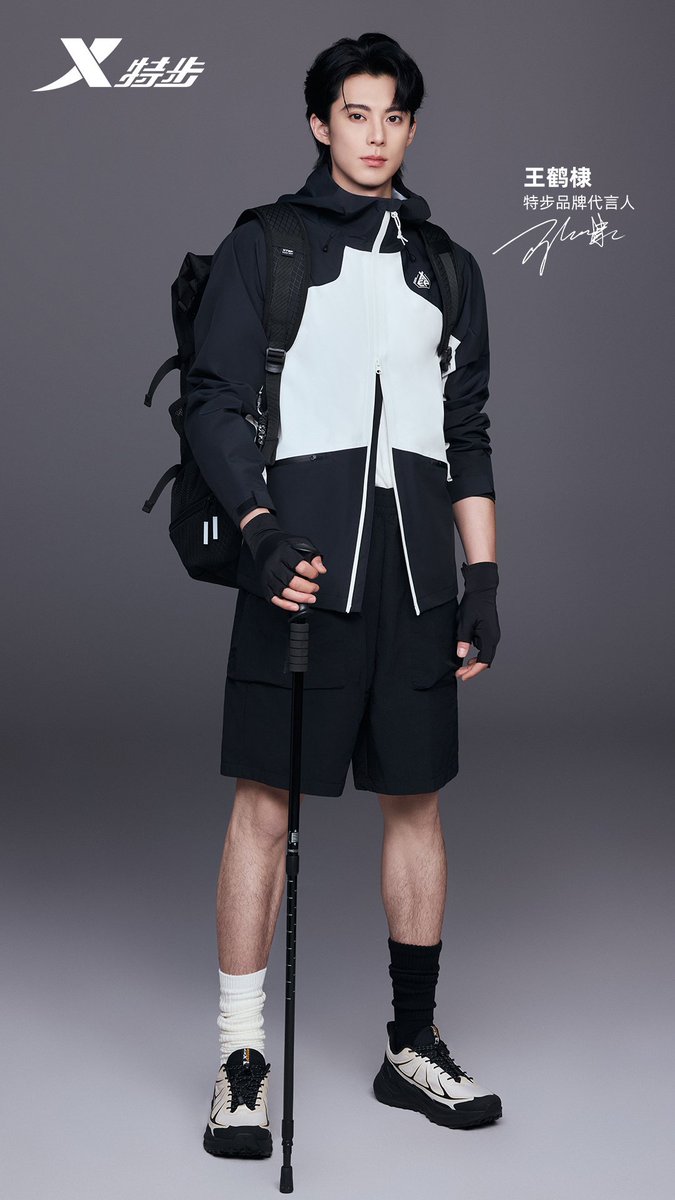 WangHediFolder's tweet image. 250727 Brand spokesperson #DylanWang in sportswear brand #Xtep's lightweight outdoor trekking jacket.
#WangHedi #特步 #王鹤棣