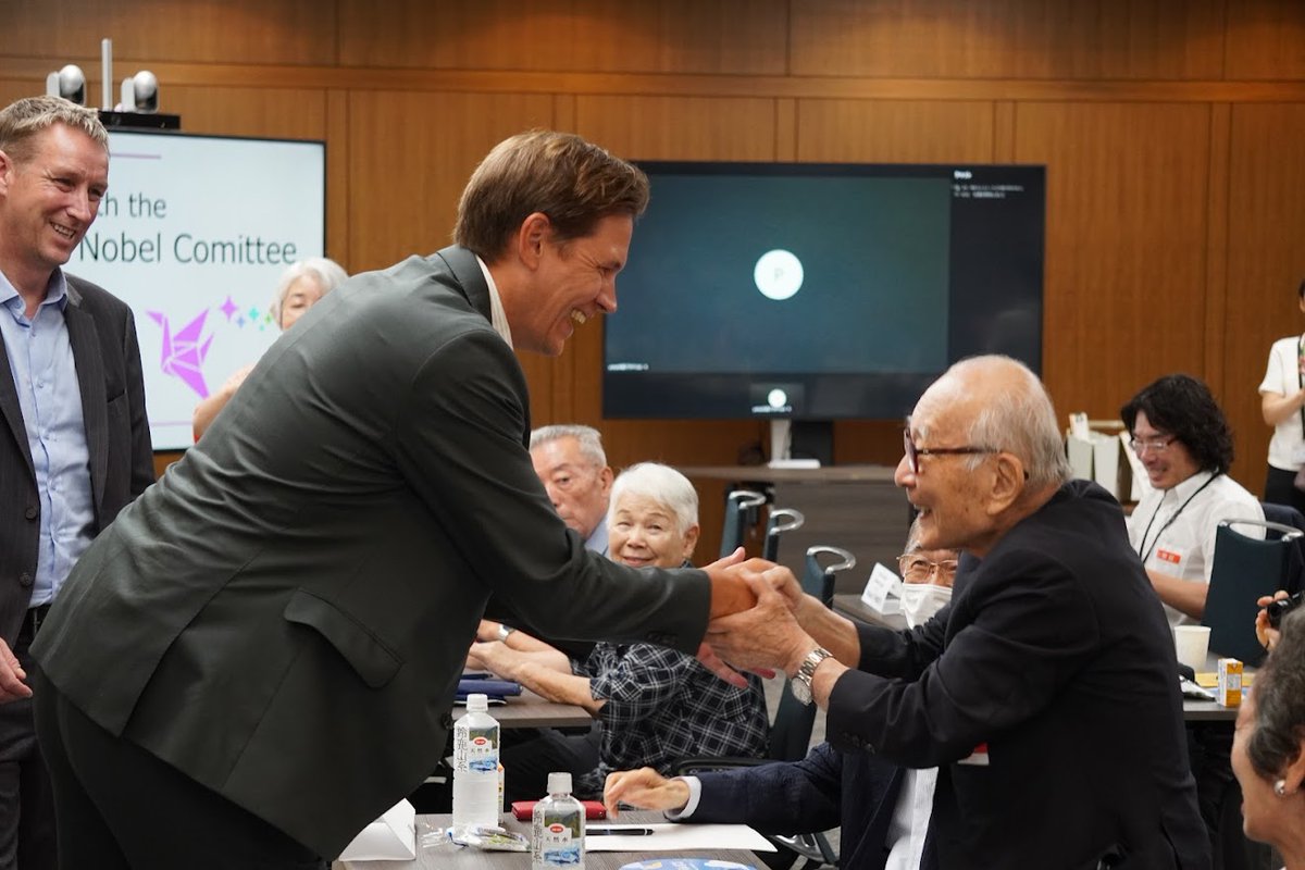 ➡️Today! The inaugural #NobelPeacePrize Conference will take place in Tokyo - view online: 
youtube.com/live/vQQY5-EZ6…
Norwegian Nobel Committee Chair Jørgen Watne Frydnes &amp; #NihonHidankyo Co-Chair Tanaka Terumi reunited at a meeting of NGOs in Tokyo yesterday.
📷Shinichi Inahara
