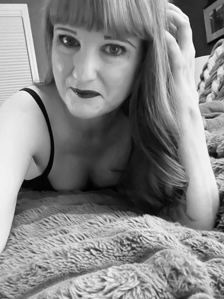 maizeandbluegal's tweet image. Saturday Night in B&amp;amp;W!! 🖤🤍