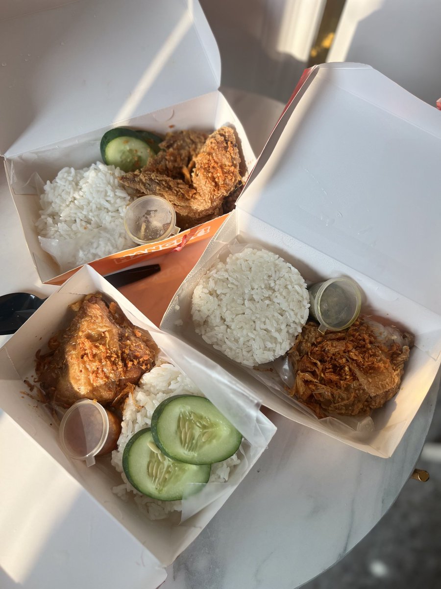 KheyL4_8's tweet image. ✨ First time coba Ayam Bawang Putih dari Ayam Bawang Putri @hangry_id dan... langsung jatuh cinta 😋
Aromanya harum banget, bumbu bawangnya wangi dan gurihnya bikin ketagihan 🤤
Potongan ayamnya besar, juicy, dan bener-bener satisfying! 😍🫶🏻