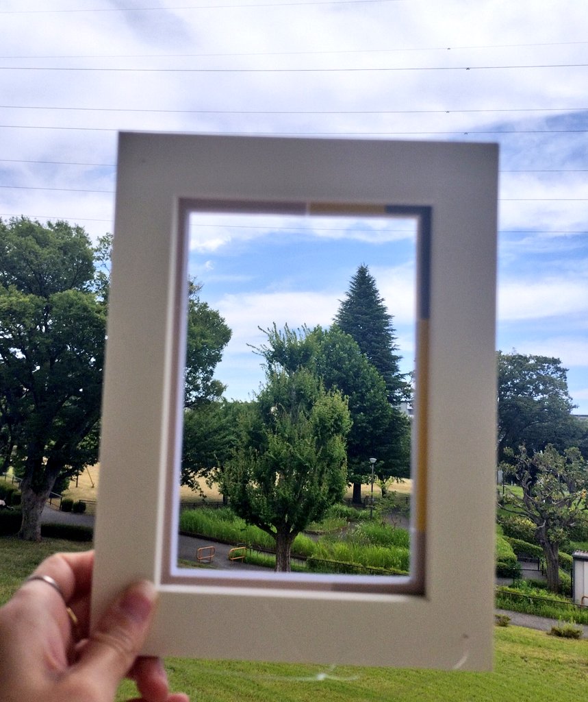 額縁屋さんで以前に頂いた、お爺さんの手作り額縁🖼️🎨🖌️
素敵なお爺さんがお店をしてます✨
たまに、
時間あると絵のお話をします🩵

#写真好きな人と繋がりたい
#写真で伝える私の世界