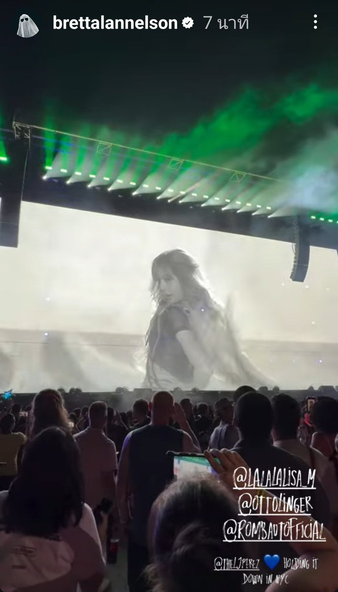 ชุดลิซ่าวันนี้คอสตอมจาก Ottolinger และ รองเท้าของ Rombaut เช่นเคย

LISA THRILLS CITI FIELD
#DEADLINEinNewYork_LISA 
#BLACKPINK_DEADLINE