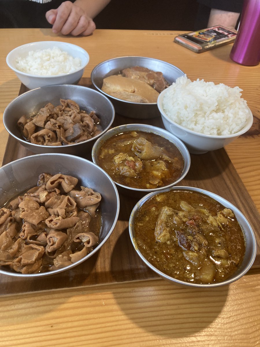 nerenainen's tweet image. 今日が個人的ラスト
藤が丘の煮込みや左斜め上24°
初めてここに来たのは2年前の夏
当時は今ほどお客さんで溢れてなくて
よく貸切状態でおじょーてるさんとのんびりお喋りしながら食べてた記憶がある
今ではすっかり行列人気店となり、すんなり入れることの方が少なくなって…