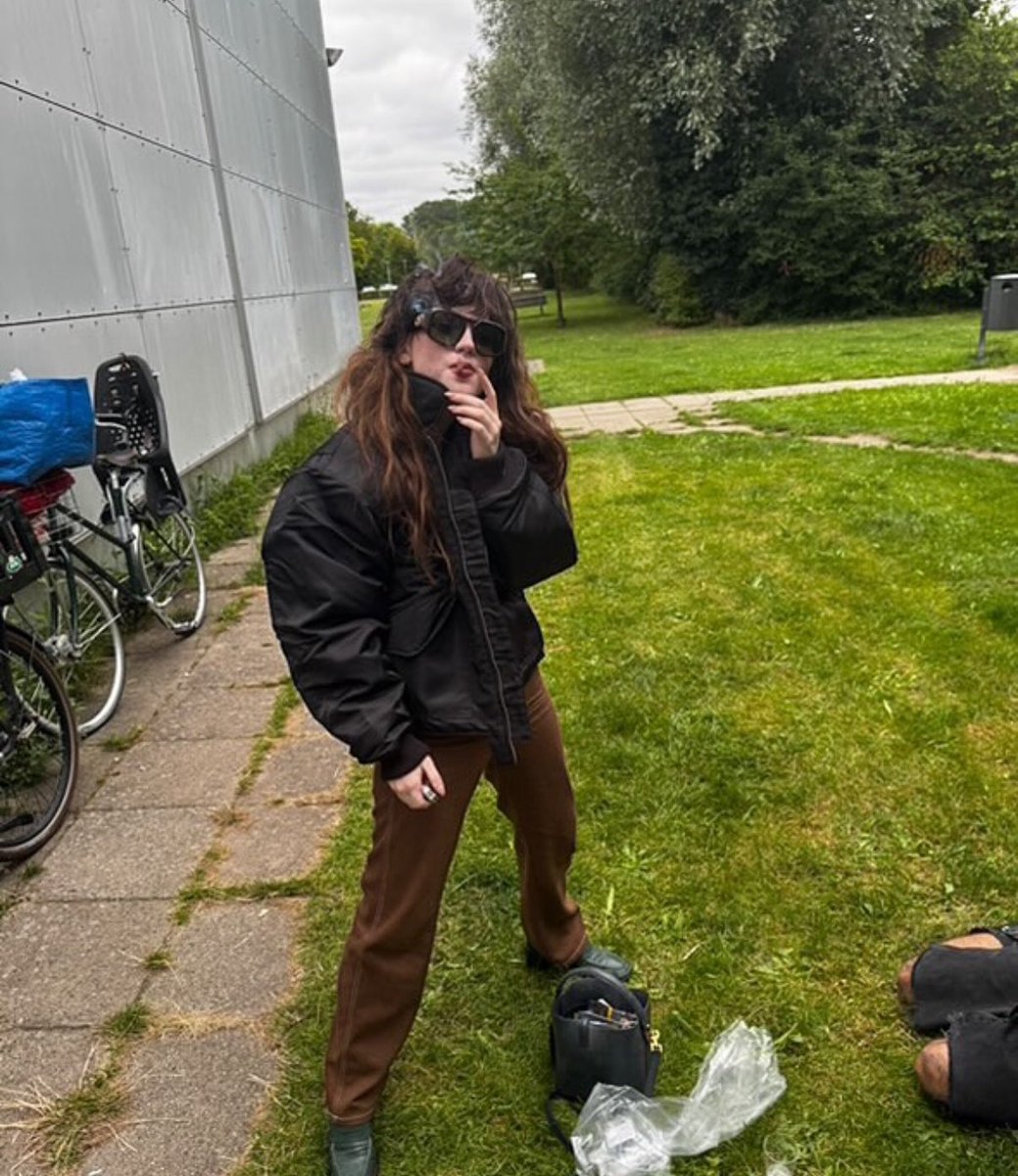 scatorxxio's tweet image. the word cool was invented for her