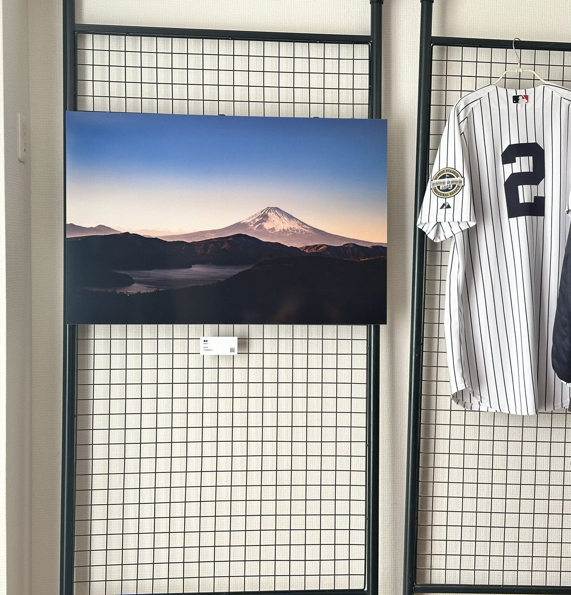 『霊峰』鎮座🗻

昨日届いた柳川隆洸さんの作品✨
サイズもA1サイズ（841x594mm）と富士山に相応しい存在感があり、家から実際の富士山の向きに配置できて大満足😊
これをこれから毎日見られるなんて幸せ者なんだ😆

#timedirectioncal