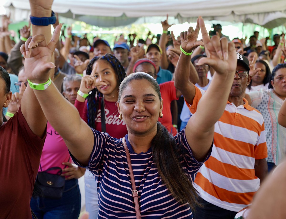 Hoy en Baní, provincia Peravia, juramentamos a nuevos dirigentes, provenientes de diversas e importantes organizaciones políticas, entre ellos un regidor, un vocal, varios presidentes de intermedio y más de 200 ciudadanos que han decidido sumarse a la Fuerza del Pueblo.

La