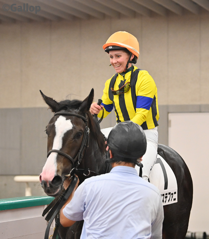 新潟3R、芝1600mの新馬戦は2番人気 #フィロステファニ が勝利！ 激しい