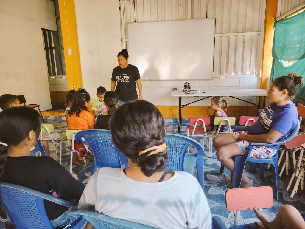 Bitcoinpirraya's tweet image. Hoy al llegar los niños , siempre nuestro equipo ora con ellos y los reciben con cariño.
Algunos niños hoy estaban con fiebre, así que si vienes a visitarnos un día no olvides traer un kit de medicinas para ellos.