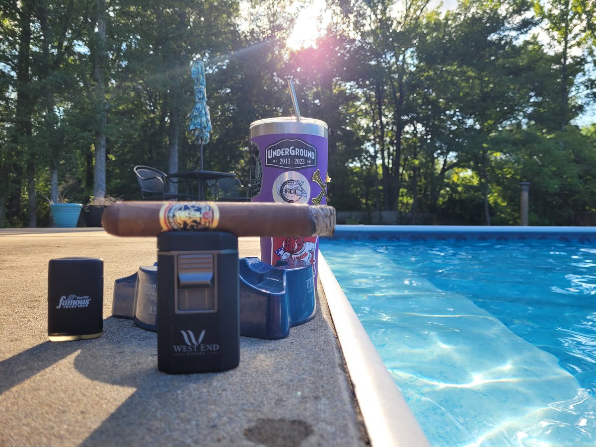 Bryan (@funkysmack) on Twitter photo Also got in an <a href="/EspinosaCigars/">Espinosa Cigars</a> Knuckle Sandwich earlier at poolside.
๐๐จ๐จโ๐ณ๐ง Also got in an <a href="/EspinosaCigars/">Espinosa Cigars</a> Knuckle Sandwich earlier at poolside.
๐๐จ๐จโ๐ณ๐ง
