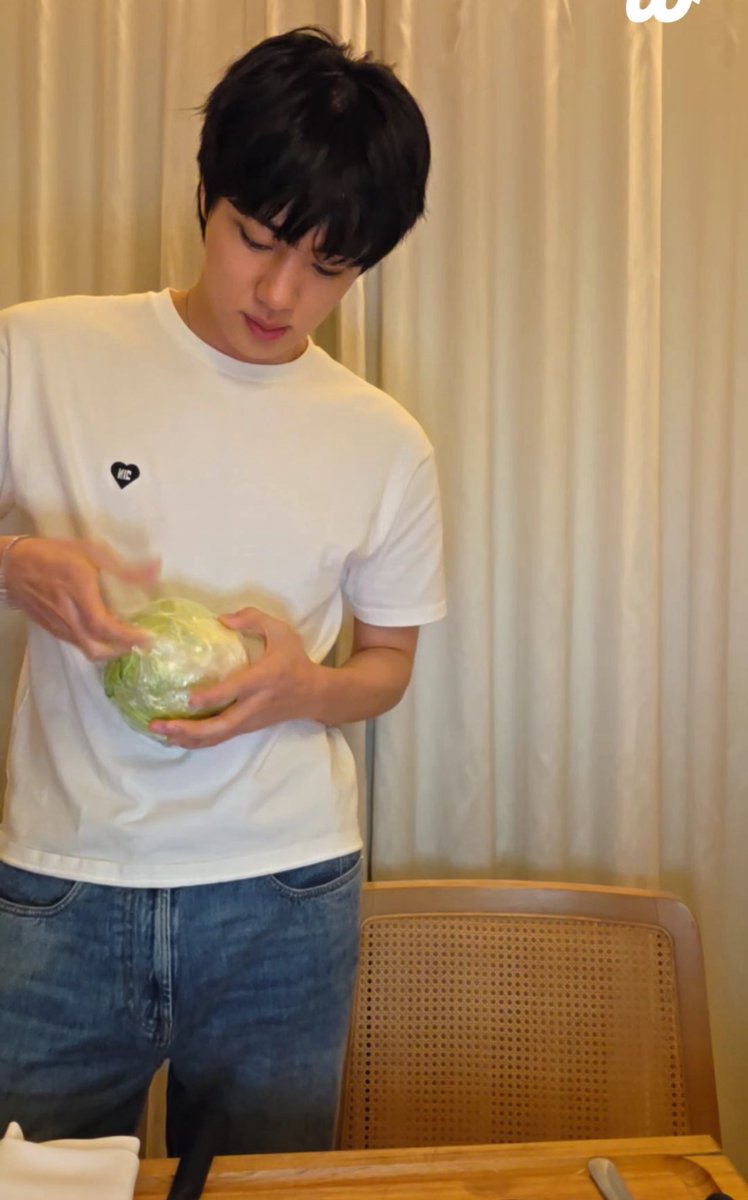 tetemz7's tweet image. meu namorado preparando o jantar pra gente