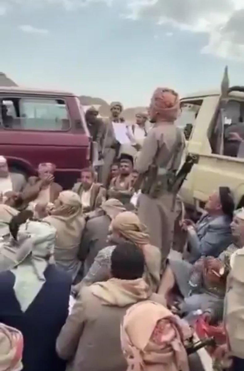 qadir_qadi's tweet image. بعد اعلان وزارة الدفاع عن ان المنطقة منطقة عسكرية وبعد التعزيزات العسكرية التي وصلت إلى المهرة، قبائل خولان التي قدمت إلى مشارف المهرة معلنة نكف قبلي لإخراج المقبوض عليه الحوثي احمد الزايدي اليوم تعلن رفع المطارح وتأجيل النكف وأنهم سيتابعون القضية عند الجهات المختصة.
كمل الفلم .