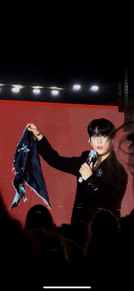 strwbrryhotteok's tweet photo. Jongho holding mingi’s clothes IM CRYING #ATEEZinChicago https://t.co/zHeTFwNful