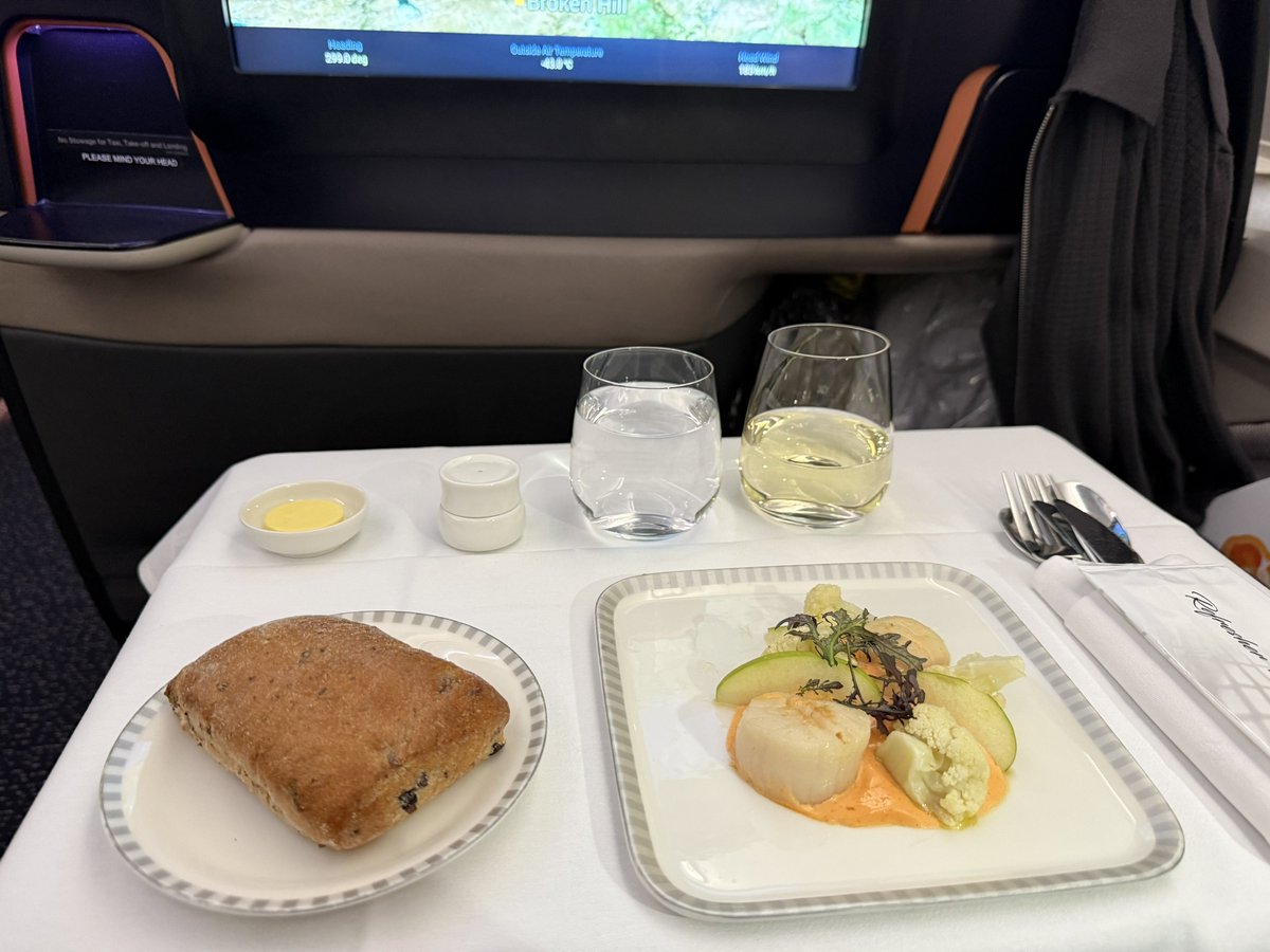 fictillius's tweet image. Itβs -43Β°C outside, perfect weather for a seared scallop and pikes riesling