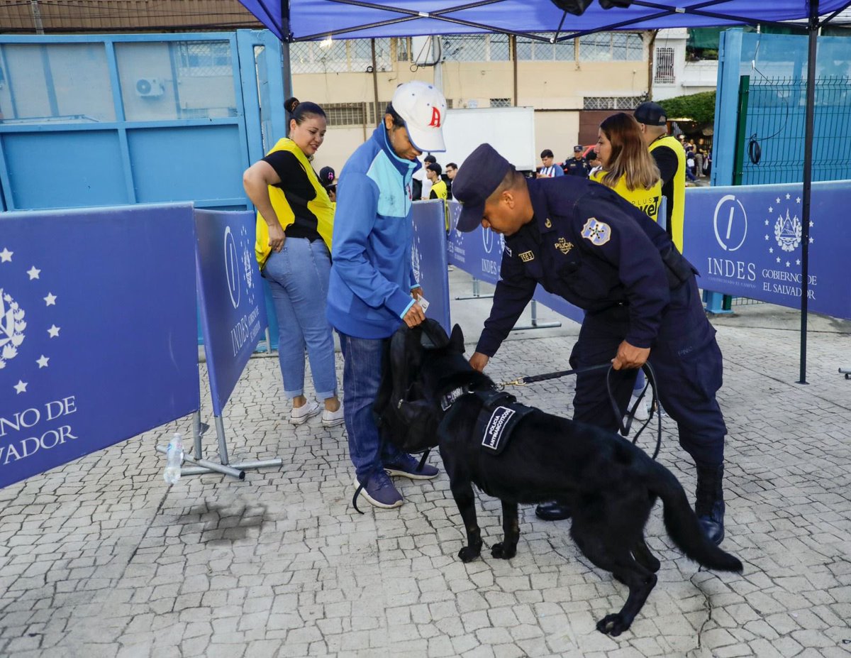 PNCSV's tweet image. 👮♂️🐕🦺Desplegamos nuestras unidades con el objetivo de brindar seguridad, antes, durante y después del partido de fútbol en el @EstadioElMagico.
La Unidad de Mantenimiento del Orden garantiza la tranquilidad de los aficionados y jugadores dentro del recinto.