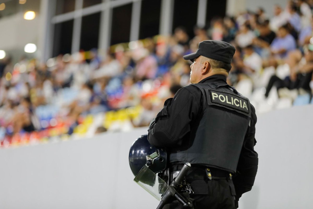 PNCSV's tweet image. 👮♂️🐕🦺Desplegamos nuestras unidades con el objetivo de brindar seguridad, antes, durante y después del partido de fútbol en el @EstadioElMagico.
La Unidad de Mantenimiento del Orden garantiza la tranquilidad de los aficionados y jugadores dentro del recinto.