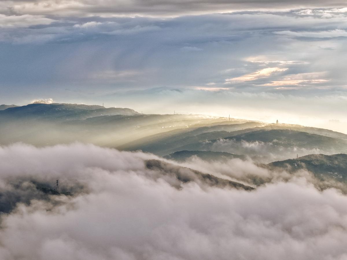 XisMoments's tweet image. At the break of dawn, Nanshan Mountain in #Chongqing was shrouded in a sea of clouds, crafting a picturesque and fairy-tale-like scene. Renowned for its unique climate and geographic setting, the southwestern municipality with mountains and rivers is commonly dubbed the "Fog…