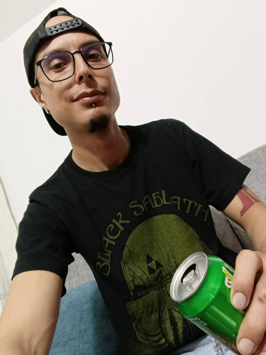 JaviMetal767's tweet image. Hoy si me tomo unita por el viejo! 
🍻🦇🤘🏻