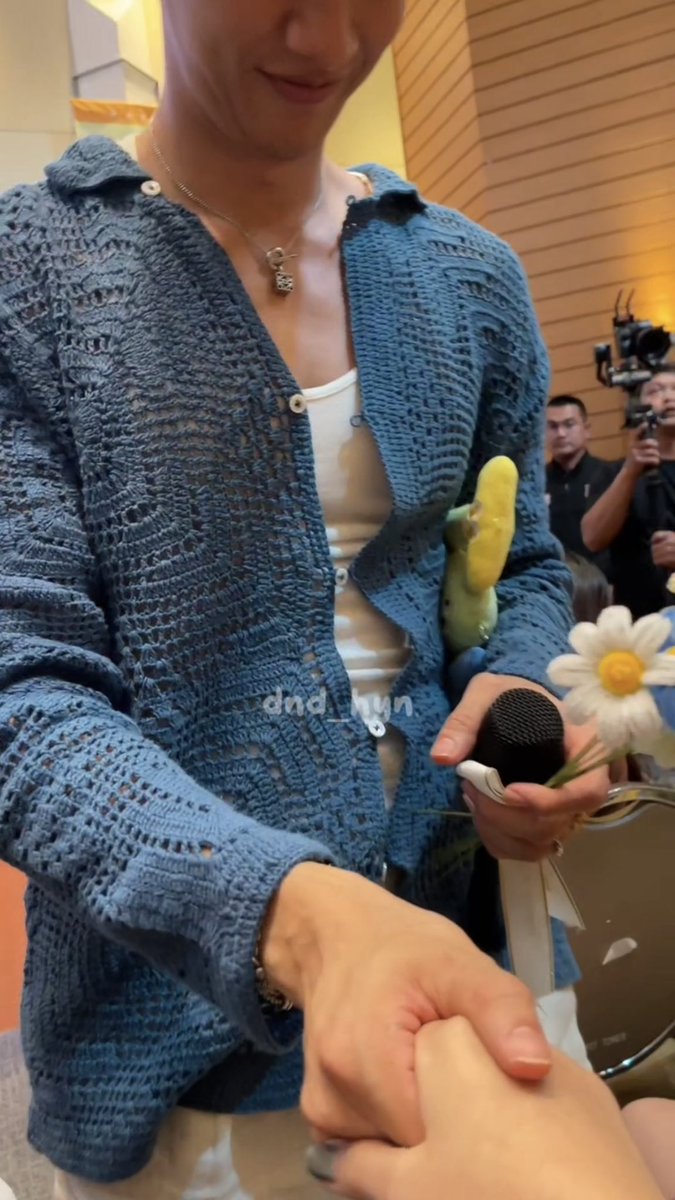 dnd_hyn's tweet photo. I finally held his hands 🥺🥺
 
#Tawan_V
 #Taytawan34thBirthdayCharity https://t.co/MYaKempNhe