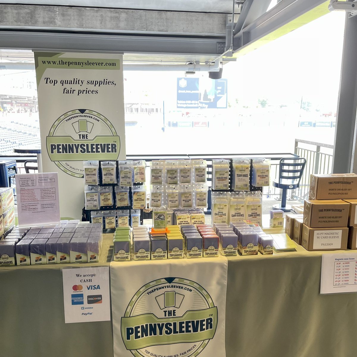 ThePennysleever's tweet image. Day is amazing! Show runs until 5, Polar Park. 

#cardshow #flippin