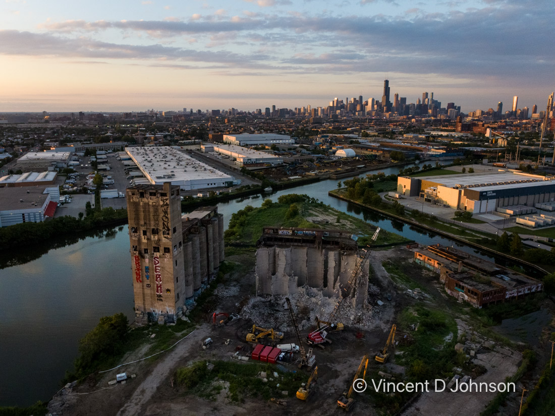 VincentDJohnson's tweet image. Chicago's Damen Ave silos tonight at sunset.
#Chicago