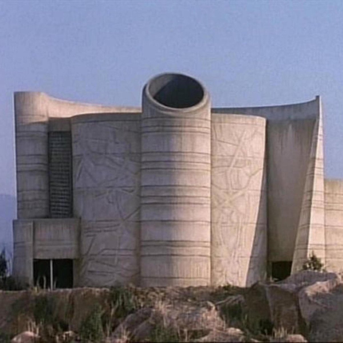 ElPaido's tweet image. La casa de los tubos en Contry La Silla.