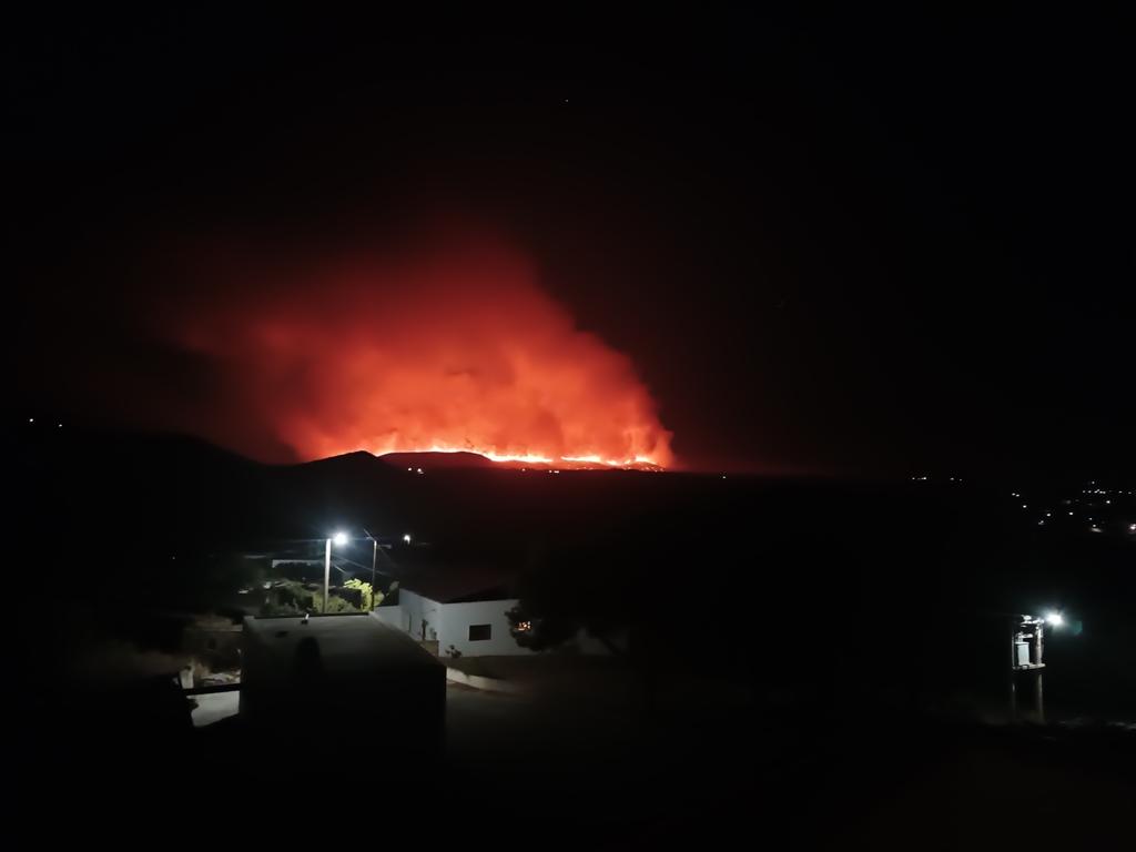 anixneutis's tweet image. όταν θες να αποτελειώσεις ένα μέρος το πετυχαίνεις με κάθε τρόπο.. Κύθηρα εκτός ελέγχου. αν δεν έρθουν το ξημέρωμα αεροπλανα θα καει όλο το νησί #Κύθηρα #Πυρκαγια