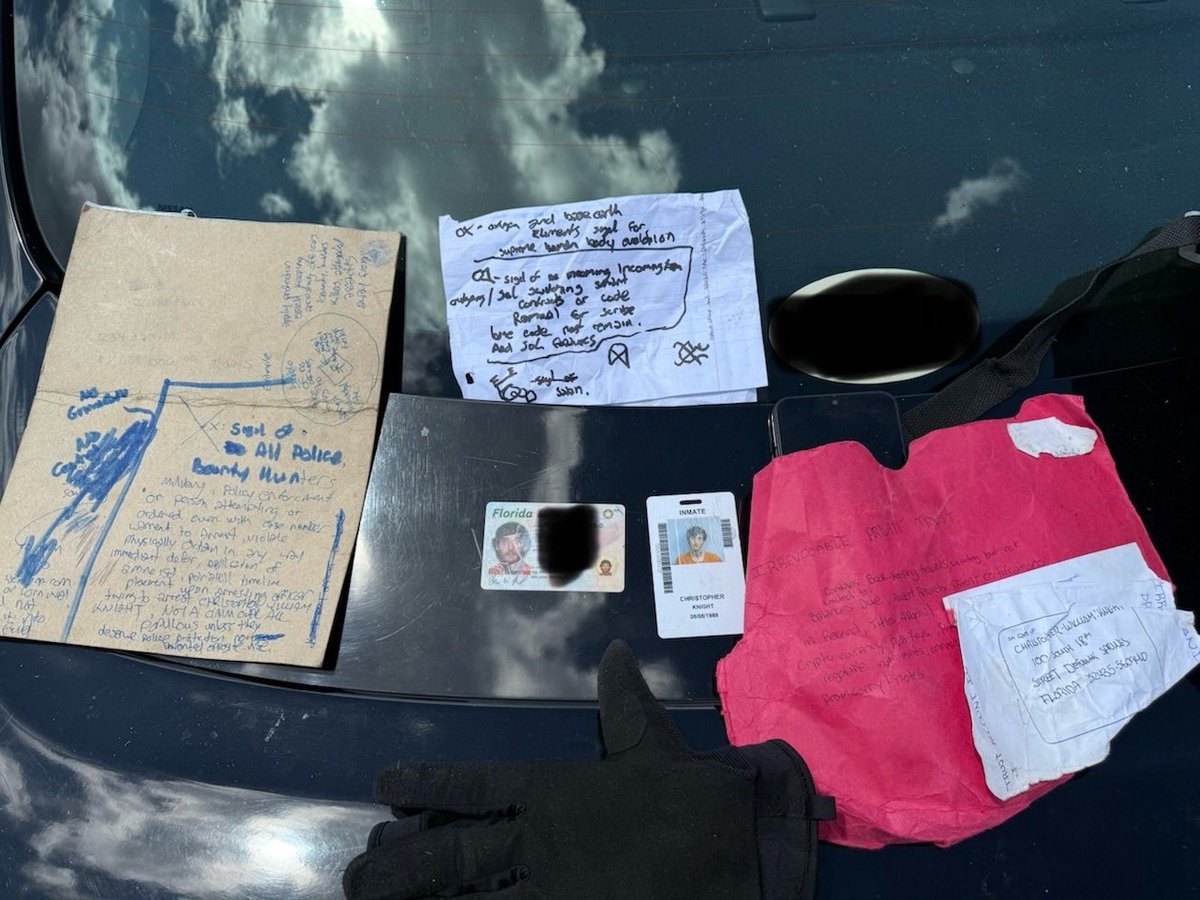 WCSOFL's tweet image. SATURDAY IN DEFUNIAK SPRINGS: Members of the U.S. Marshals Task Force, including deputies from @WCSOFL, located a stolen car in the parking lot of Walmart.
When deputies attempted to take the driver, Christopher William Knight, 35, into custody, he refused to get out of the…