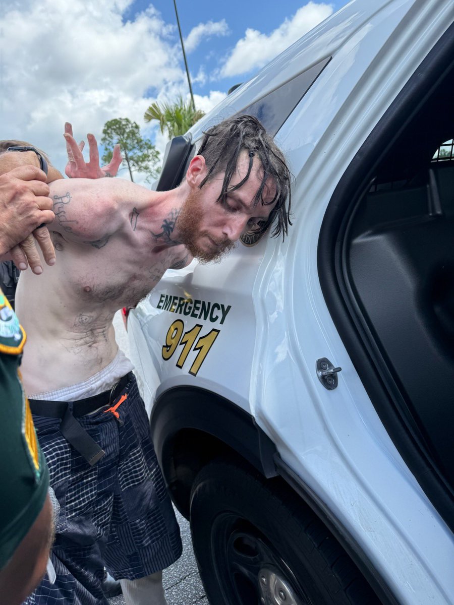 WCSOFL's tweet image. SATURDAY IN DEFUNIAK SPRINGS: Members of the U.S. Marshals Task Force, including deputies from @WCSOFL, located a stolen car in the parking lot of Walmart.
When deputies attempted to take the driver, Christopher William Knight, 35, into custody, he refused to get out of the…