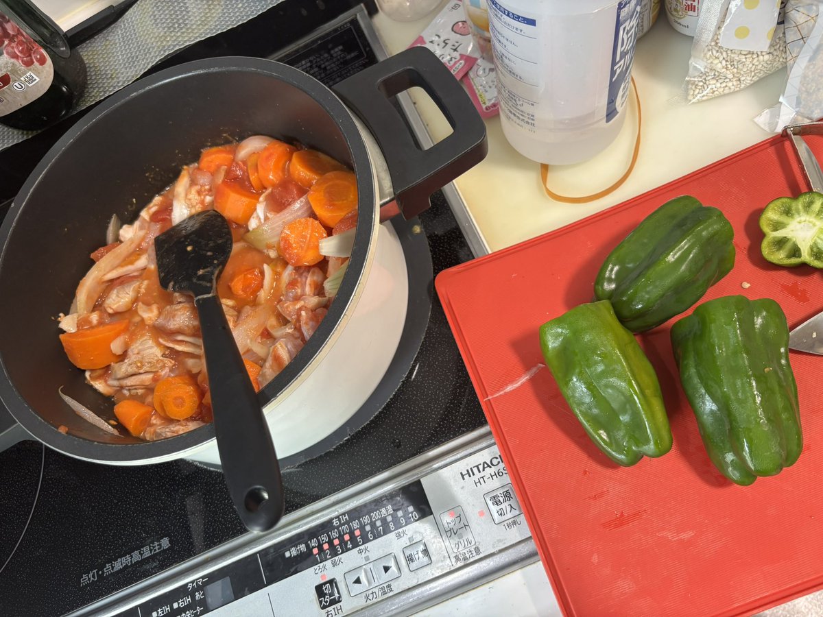 stevekunguitar's tweet image. フジロックのRED HOT CHILLI PIPERS見ながらカレー作るわね🍛
具材は不揃いに適当に切るのが男の料理っぽくて好みなのよね😆
綺麗にカットするのは基本和食だけ😆
そして今日も安定のピーマン使った夏野菜カレー🍛
今日も調理師すてーぶは頑張ります😆