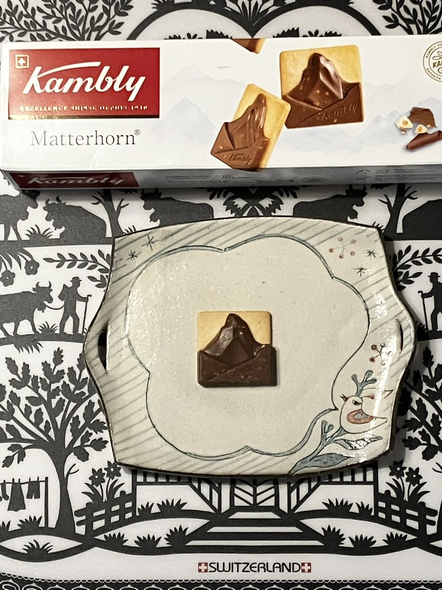 mick9855's tweet image. スイスは圧倒的なチョコレート大国
が、リンツを除くほとんどが日本で味わえない
カムブリーのチョコクッキーの箱に独語で書かれていた言葉
「本当の楽しみとは人生への感謝です
まさにその喜びは人生の讃美歌です」
さすがレベルが違う
スイスを思いながらいただき人生に感謝しよう
#スイス