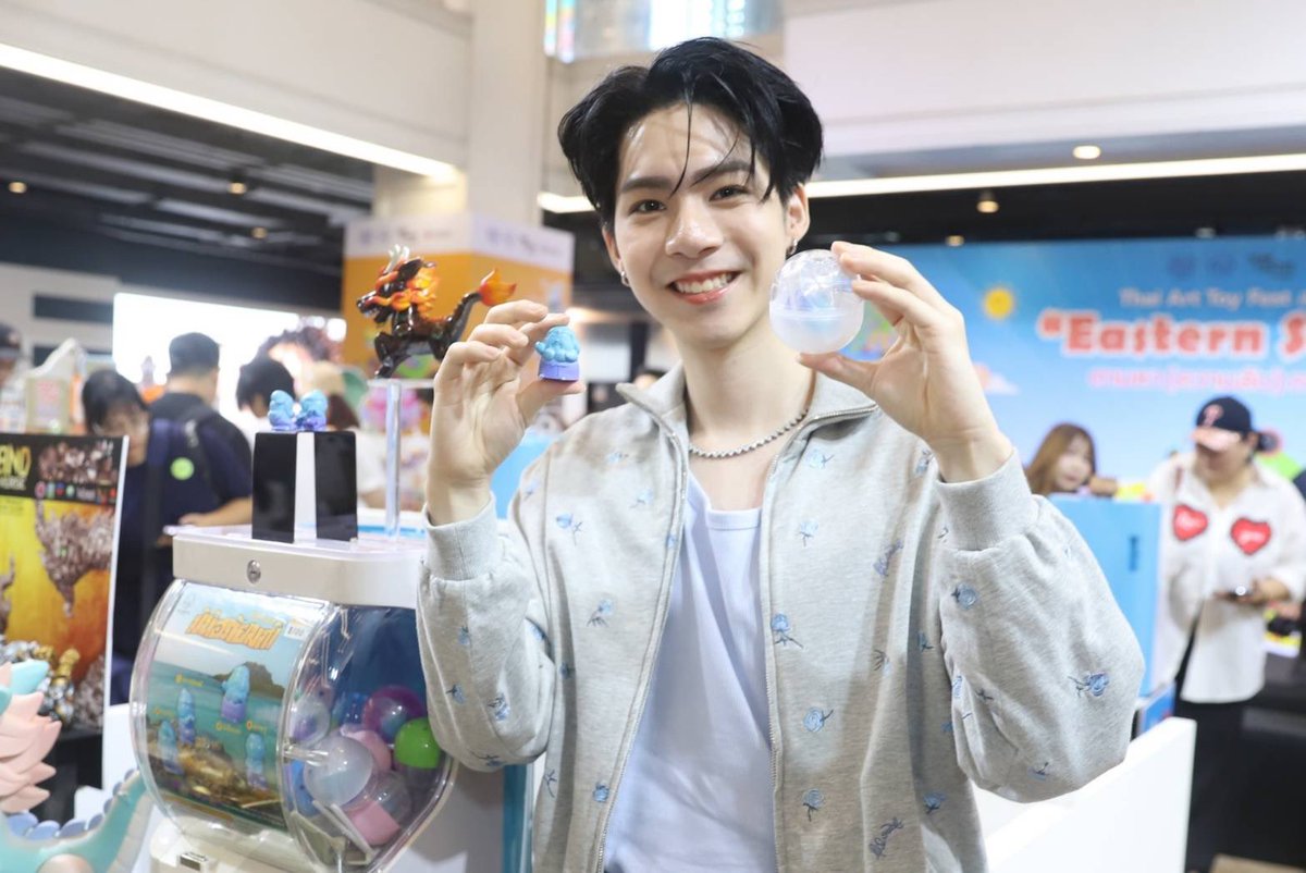ALLNewsEXPRESS1's tweet image. “เจเจ รัชพล” หลงเสน่ห์อาร์ตทอยไทย ชวนทำความรู้จักจังหวัดภาคตะวันออก ผ่านอาร์ตทอยคอลเลกชันพิเศษ ในงาน Thai Art Toy Fest : สยามเด็กเล่น @Siam Center ตอน “Eastern Secrets : ตามหา (ความลับ) ภาคตะวันออก” 26-27 กรกฎาคม 2568 ณ Atrium 2 ชั้น G Siam Center
#jj_rcp
#ThaiArtToyFest…