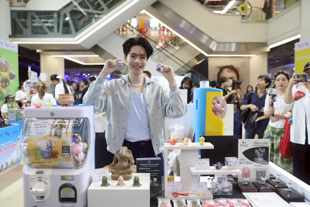 ALLNewsEXPRESS1's tweet image. “เจเจ รัชพล” หลงเสน่ห์อาร์ตทอยไทย ชวนทำความรู้จักจังหวัดภาคตะวันออก ผ่านอาร์ตทอยคอลเลกชันพิเศษ ในงาน Thai Art Toy Fest : สยามเด็กเล่น @Siam Center ตอน “Eastern Secrets : ตามหา (ความลับ) ภาคตะวันออก” 26-27 กรกฎาคม 2568 ณ Atrium 2 ชั้น G Siam Center
#jj_rcp
#ThaiArtToyFest…
