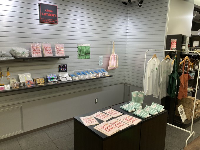 dp2_diskunion's tweet image. ROCK in TOKYO開店しました☀️
本日『Summer Reading Fair 2025 in Girlside』最終日✨
zineを始め、個性豊かでかわいいグッズ残ってます🥰
是非ゲットしてみてください✊
昨日のサイケセール品もまだまだレア盤あり❗️💪
皆様のご来店お待ちしてます☺️
▼セール詳細▼
diskunion-rockintokyo.blog.jp/archives/29187…