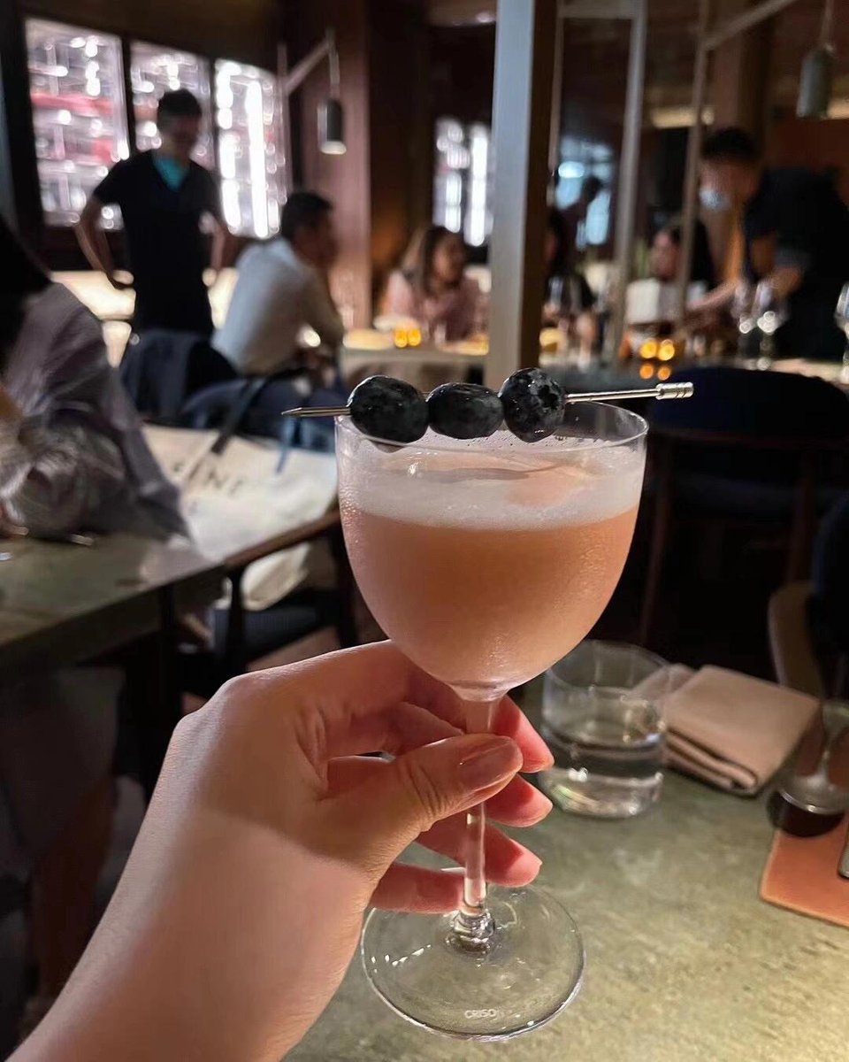 123321_bob's tweet image. Clinking glasses with my bestie in Los Angeles, every sip is like drinking happiness into my heart🍹💕👭🍸
#Los Angeles Daily #BestiePhotography #DrinkTime