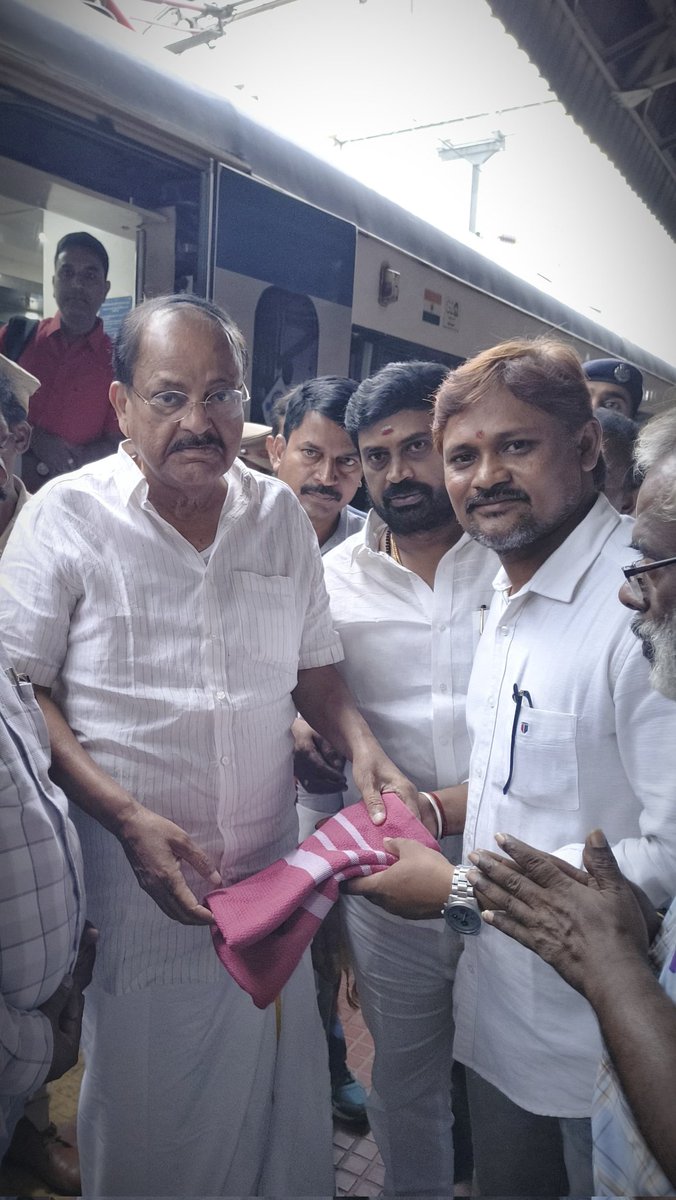 KolaAnandh's tweet photo. *🔸 తిరుమల దర్శనానికి  విచ్చేసిన భారత మాజీ ఉపరాష్ట్రపతి వర్యులు పెద్దల్లు గౌ "శ్రీ ముప్పవరపు వెంకయ్య నాయుడు గారికి !!* 
        
*🛫రేణిగుంట రైల్వేస్టేషన్ నందు ఆత్మీయ స్వాగతం తెలియజేయడం జరిగింది...*

             - #KolaAnand 

#HeartyWelcome 
#AndhraPradesh 
#venkaiahnaidu https://t.co/X48UXfkHol