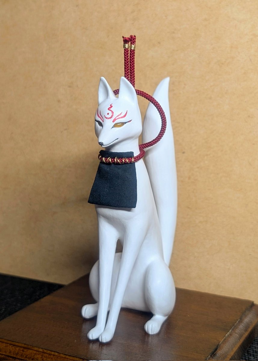【白狐玉眼 注連縄】
新作の白狐(中サイズ)です。
両眼に黄玉髄(イエローカルセドニー)を使用しております。
前掛けに付けた正絹の組紐は、横綱の注連縄である雲竜型になぞらえました。

8月1日よりCreema、minneに出品します。よろしければ、ご覧ください。
lit.link/ugetudo

#きつね #ドール