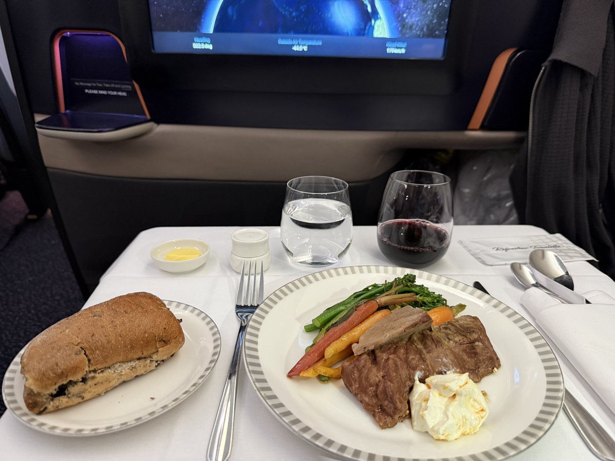fictillius's tweet image. Itβs -44Β°C outside now so time to warm up with a lamb neck and shiraz