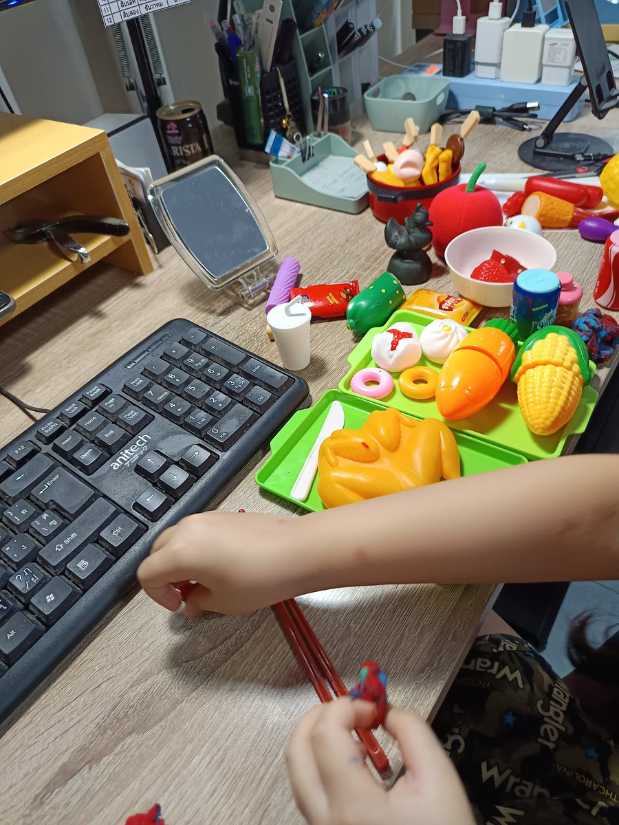lug_yas's tweet image. タイでは3連休の真ん中、幼稚園が休みの孫娘、おじじが仕事している机の上にあれこれ食べ物を運んでくる。マウスを置くスペースがなくなったよー。