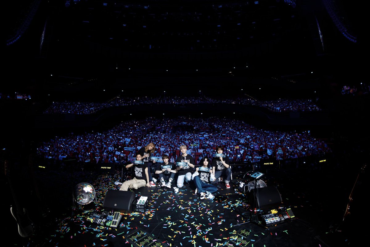 XH_official's tweet photo. [ #Xtra_Scenes ]

We are going to remember the time with #SINGAPORE Villains that shone brighter than the fireworks in the sky🎇💚

#XdinaryHeroes #엑스디너리히어로즈
#Beautiful_Mind_WorldTour
#Beautiful_Mind
#WE_ARE_ALL_HEROES https://t.co/iTqYxXUigR