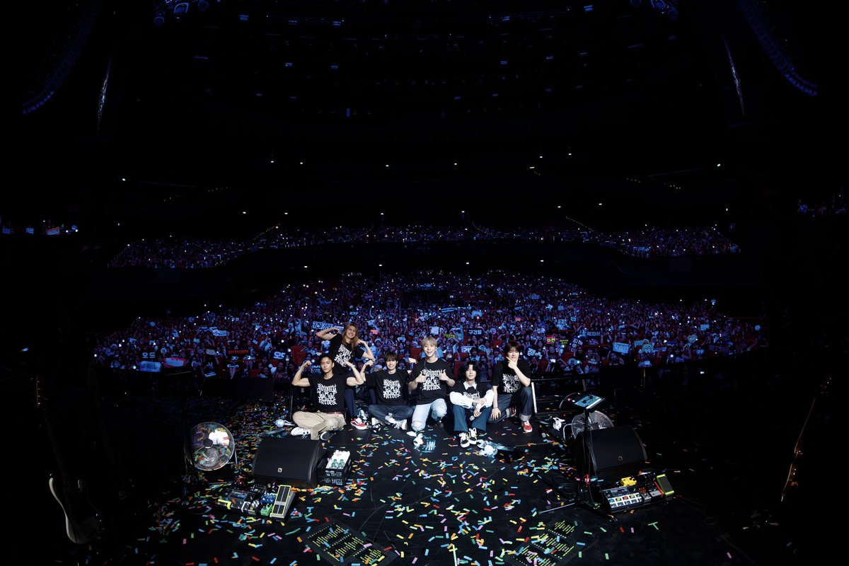 XH_official's tweet photo. [ #Xtra_Scenes ]

We are going to remember the time with #SINGAPORE Villains that shone brighter than the fireworks in the sky🎇💚

#XdinaryHeroes #엑스디너리히어로즈
#Beautiful_Mind_WorldTour
#Beautiful_Mind
#WE_ARE_ALL_HEROES https://t.co/iTqYxXUigR