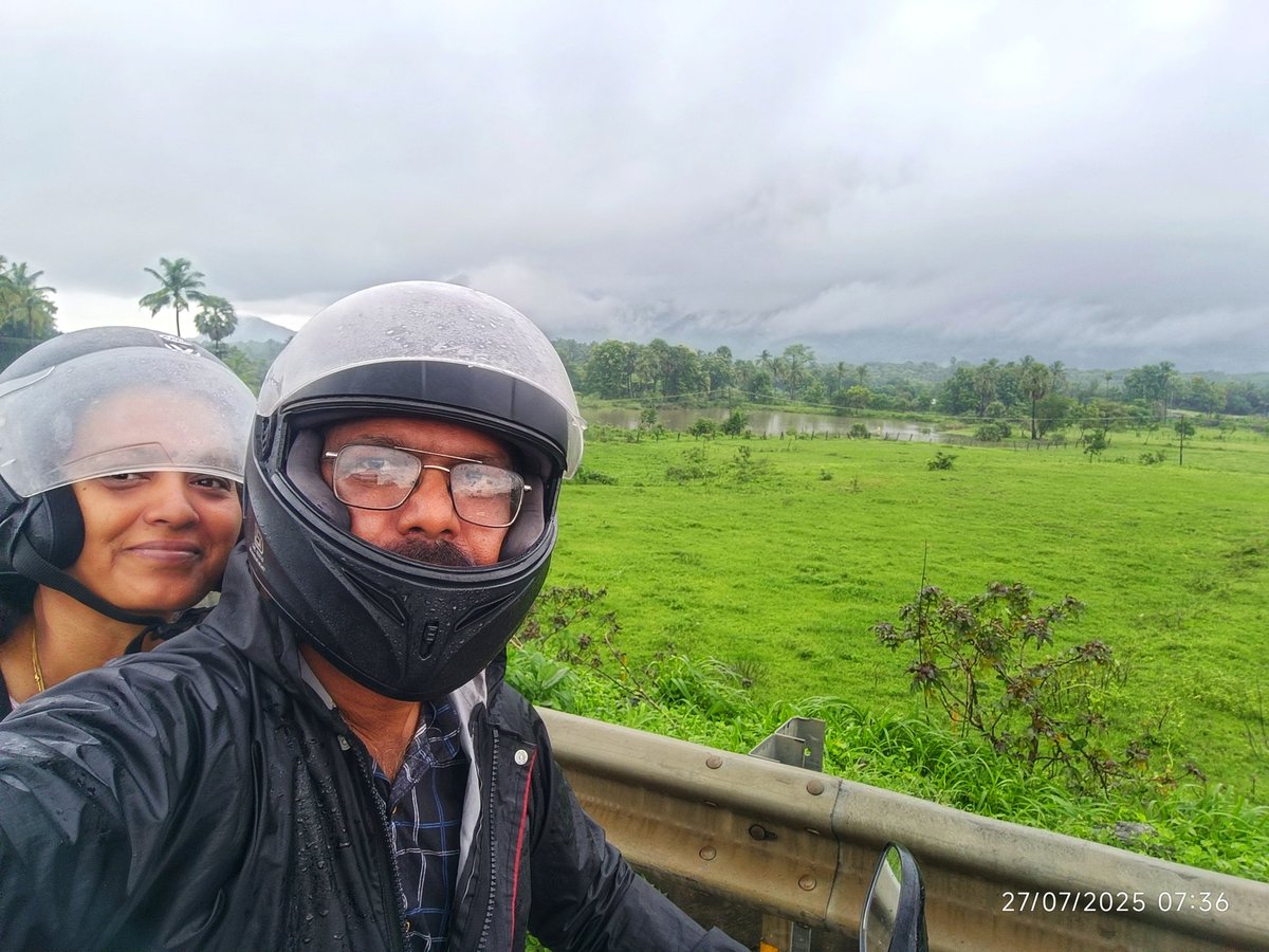 saysatheesh's tweet image. பசுபதி.. விட்ரா வண்டிய.. 

#MonsoonDrive ⛈️⛈️😍😍